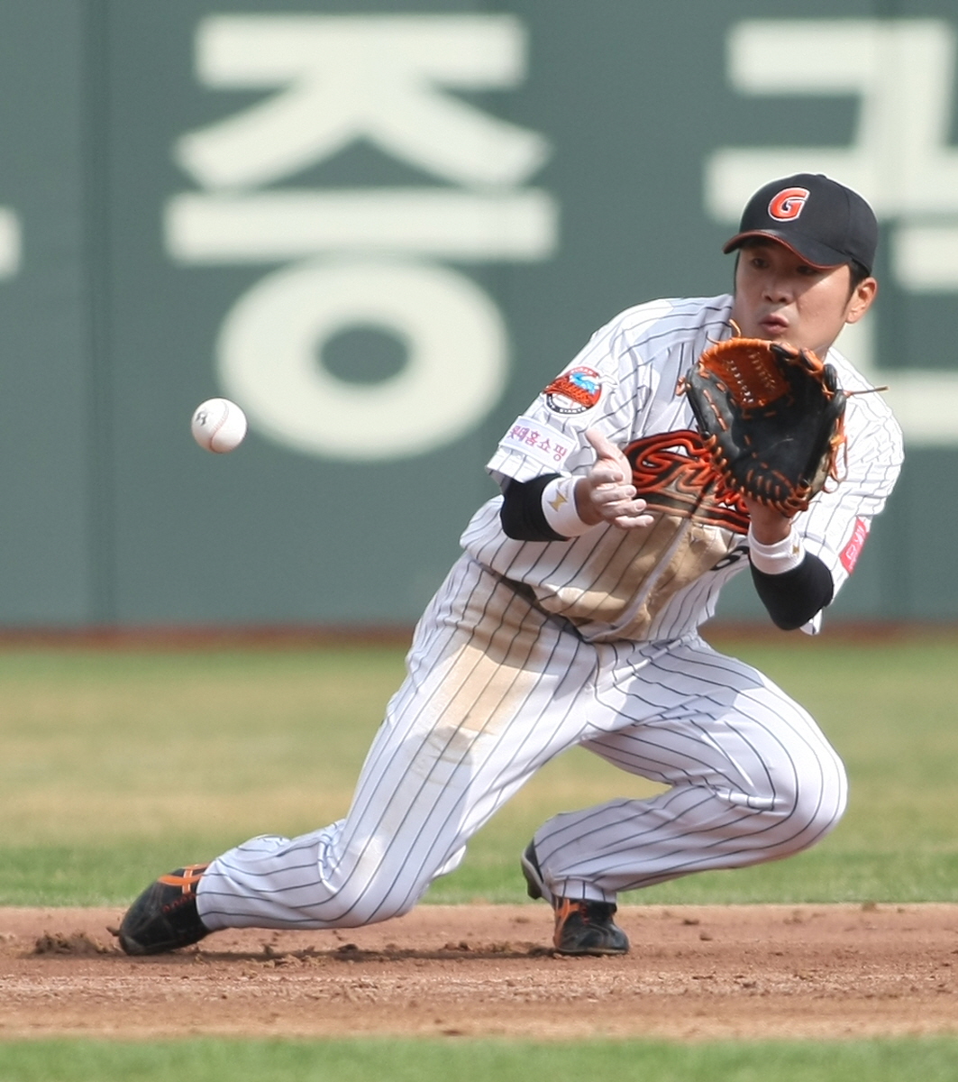 강습타구를 안정적으로 잡아내는 문규현선수
